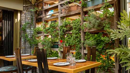 Ev Restaurant Exterior 2